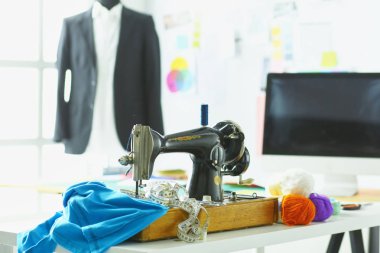 Giysi tasarımcısı masaüstünde Retro dikiş makinesi