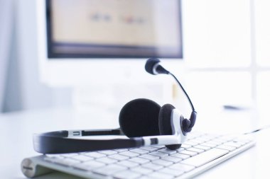 İletişim destek, çağrı merkezi ve müşteri hizmet yardım masası. VoIP kulaklık dizüstü bilgisayar klavye