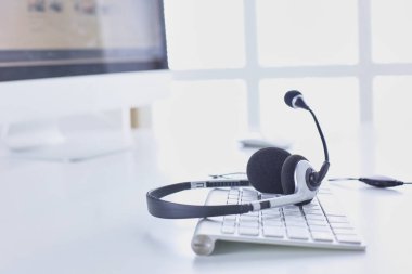 İletişim destek, çağrı merkezi ve müşteri hizmet yardım masası. VoIP kulaklık dizüstü bilgisayar klavye
