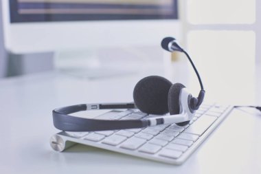 İletişim destek, çağrı merkezi ve müşteri hizmet yardım masası. VoIP kulaklık dizüstü bilgisayar klavye