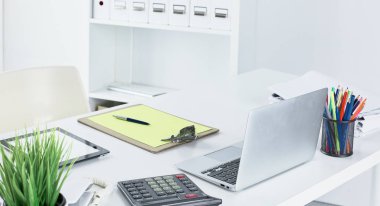 Çalışma alanı sunum mockup, masaüstü bilgisayar ve ofis supp