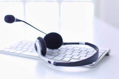 İletişim destek, çağrı merkezi ve müşteri hizmet yardım masası. VoIP kulaklık dizüstü bilgisayar klavye