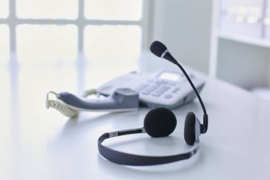 İletişim destek, çağrı merkezi ve müşteri hizmet yardım masası. VoIP kulaklık dizüstü bilgisayar klavye