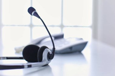İletişim destek, çağrı merkezi ve müşteri hizmet yardım masası. VoIP kulaklık dizüstü bilgisayar klavye