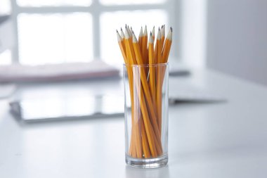 Grafit kalem Ofis masaları cam bardakta. Kavramı