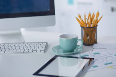 Bir fincan kahve üzerinde Ofis masaları