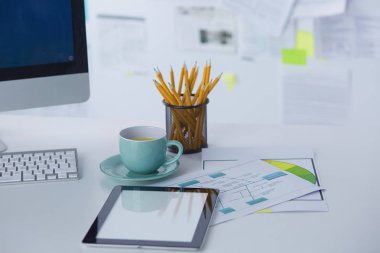 Bir fincan kahve üzerinde Ofis masaları