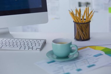 Bir fincan kahve üzerinde Ofis masaları