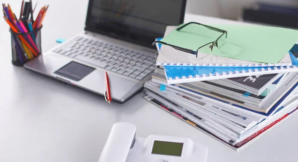 Arbeitsbereich Präsentation Attrappe, Desktop-Computer und Bürobedarf auf Marmor-Schreibtisch — Stockfoto