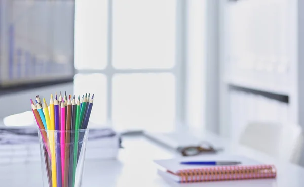 Grafiet potloden in een glazen kopje op de tafel van office. Concept — Stockfoto