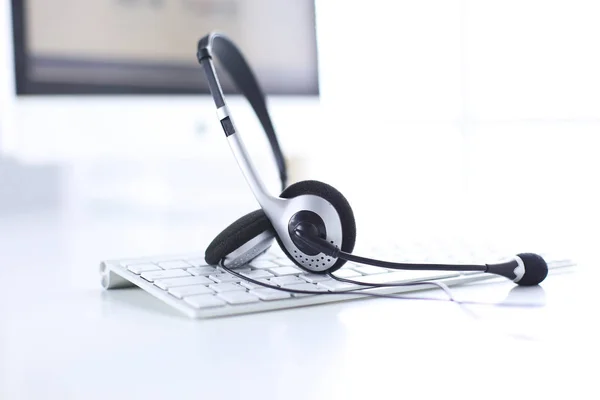 Obsługa komunikacji, call center i klienta usługi pomocy technicznej. Zestaw słuchawkowy VoIP na klawiaturze komputera przenośnego — Zdjęcie stockowe