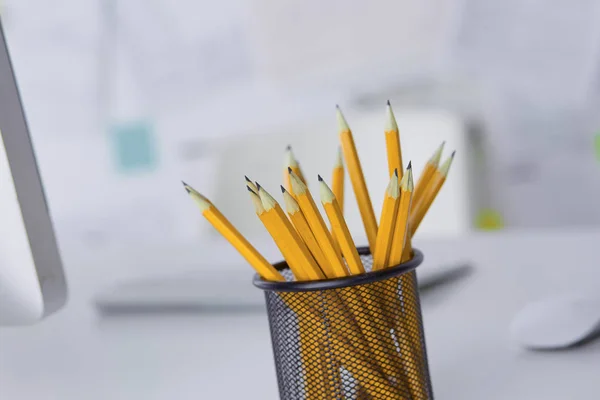 Grafiet potloden in een metalen raster-container. Concept — Stockfoto