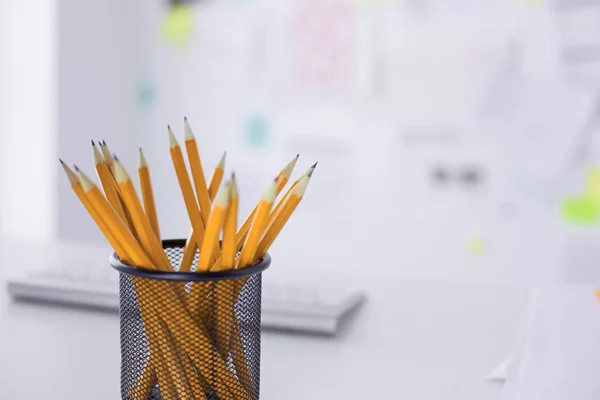 Grafiet potloden in een metalen raster-container. Concept — Stockfoto