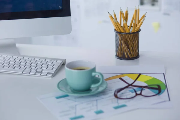 Une tasse de café sur la table du bureau — Photo