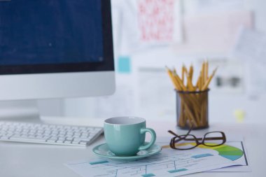 Bir fincan kahve üzerinde Ofis masaları