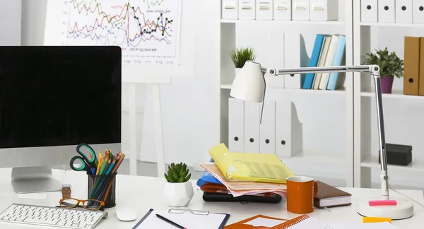 Maqueta de presentación de espacio de trabajo, Computadora de escritorio y supp oficina —  Fotos de Stock