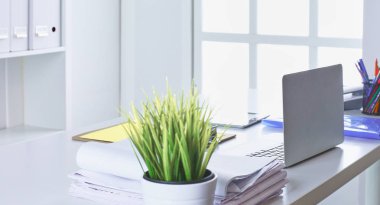 Çalışma alanı sunum mockup, masaüstü bilgisayar ve ofis supp