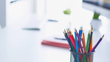 Çalışma alanı sunum mockup, masaüstü bilgisayar ve ofis supp