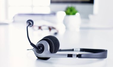 Çalışma alanı sunum mockup, masaüstü bilgisayar ve ofis supp