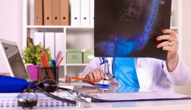 Ofis masasındaki kadın doktor