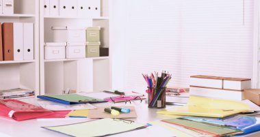 Ofis işyeri dizüstü bilgisayar ve ahşap masa gözlük