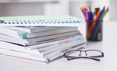 Çalışma alanı sunum mockup, masaüstü bilgisayar ve ofis supp