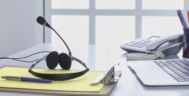 Çalışma alanı sunum mockup, masaüstü bilgisayar ve ofis supp