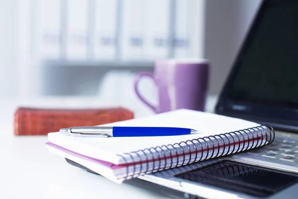 Office tabel met lege Kladblok en laptop — Stockfoto