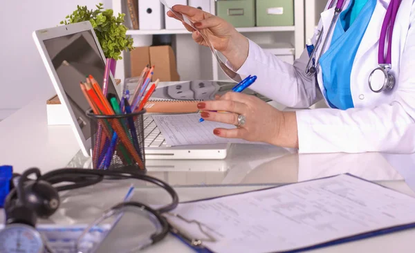 Женщина-врач за столом в офисе — стоковое фото