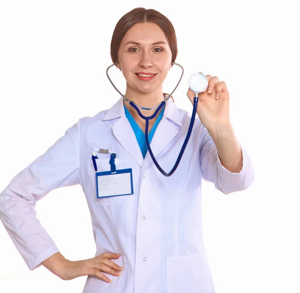 Glücklich lächelnde junge schöne Ärztin zeigt weiße Fläche — Stockfoto