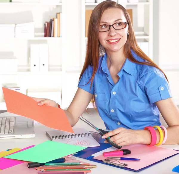 De vrouw achter het Bureau in het kantoor — Stockfoto