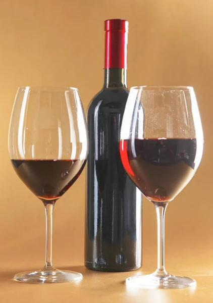 Üveg bor és üveg az asztalon — Stock Fotó