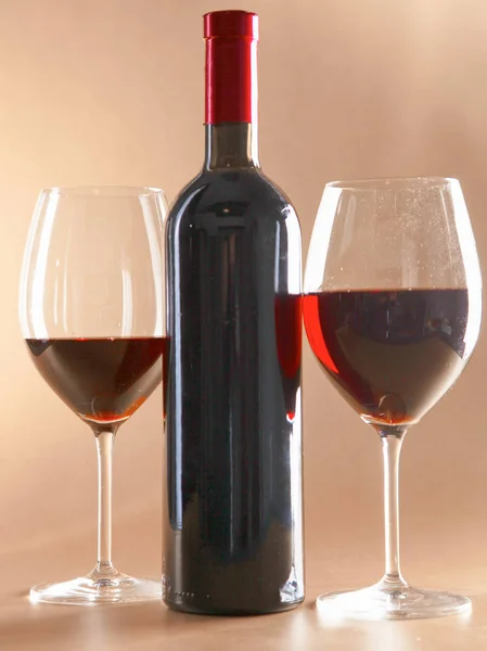 Üveg bor és üveg az asztalon — Stock Fotó