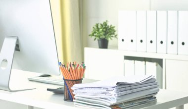 Çalışma alanı sunum mockup, masaüstü bilgisayar ve ofis supp
