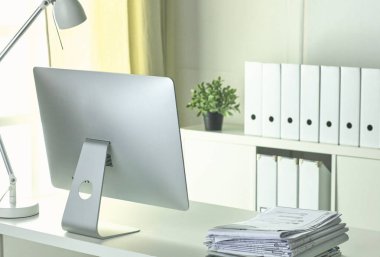 Çalışma alanı sunum mockup, masaüstü bilgisayar ve ofis supp