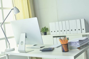 Çalışma alanı sunum mockup, masaüstü bilgisayar ve ofis supp