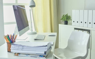 Çalışma alanı sunum mockup, masaüstü bilgisayar ve ofis supp