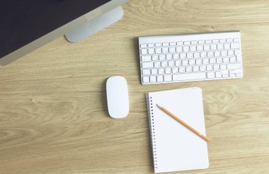 Çalışma alanı sunum mockup, masaüstü bilgisayar ve ofis supp