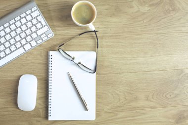 ofis resepsiyon masası bilgisayar klavye, defter ile kalem ve kahve fincanı üstünde okul sırası ile