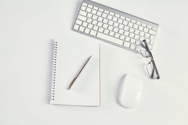 Çalışma alanı sunum mockup, masaüstü bilgisayar ve ofis supp