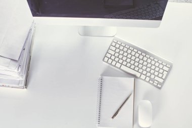 Çalışma alanı sunum mockup, masaüstü bilgisayar ve ofis supp