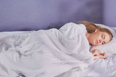 Güzel kız yatakta yatarken yatak odasında, uyuyor