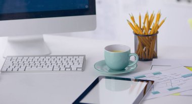 Bir fincan kahve üzerinde Ofis masaları
