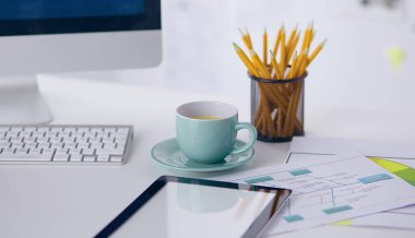 Bir fincan kahve üzerinde Ofis masaları