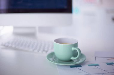 Bir fincan kahve üzerinde Ofis masaları