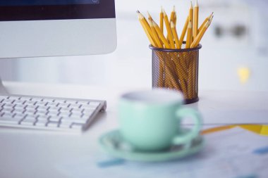 Bir fincan kahve üzerinde Ofis masaları