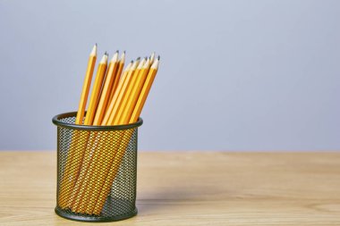 Grafit kalem bir metal ızgara-kap içinde. Kavramı