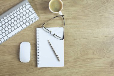 Bir fincan kahve üzerinde Ofis masaları