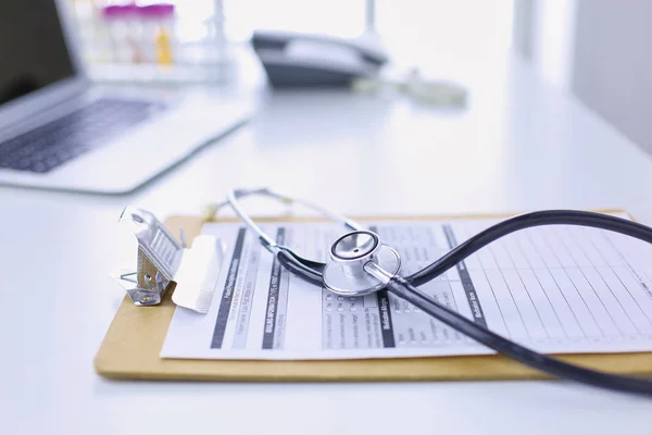 Local de trabalho do médico no escritório — Fotografia de Stock