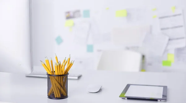 Grafiet potloden in een metalen raster-container. Concept — Stockfoto